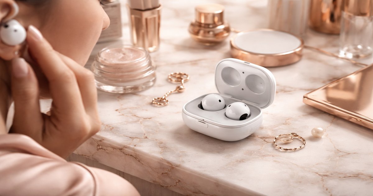 galaxy buds fe in use